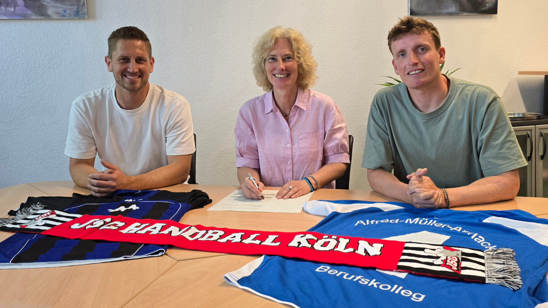 Lehrer Joran Sobiech, Schulleiterin Christine Tharra und Eike Weinberg (von links) freuen sich auf die zukünftige Kooperation.