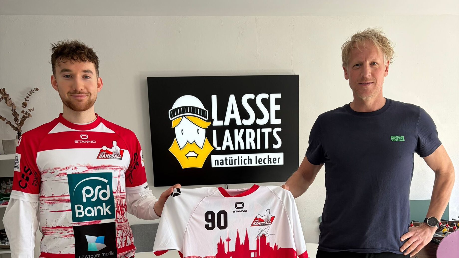 Tim Sandmann von der JSG und Lars Braun von Lasse Lakritz freuen sich über die Kooperations-Verlängerung.